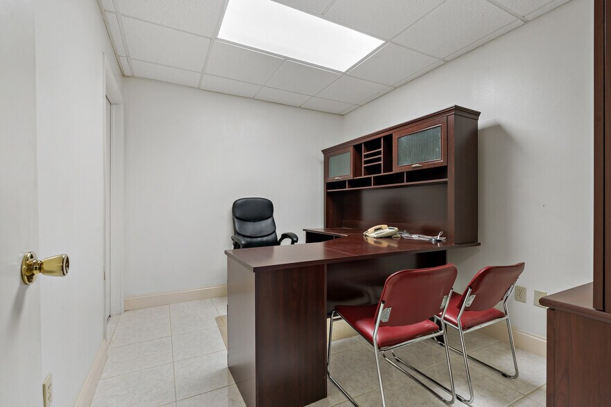 More Photos Of 3709 W Hamilton Ave, Tampa Medical For Sale