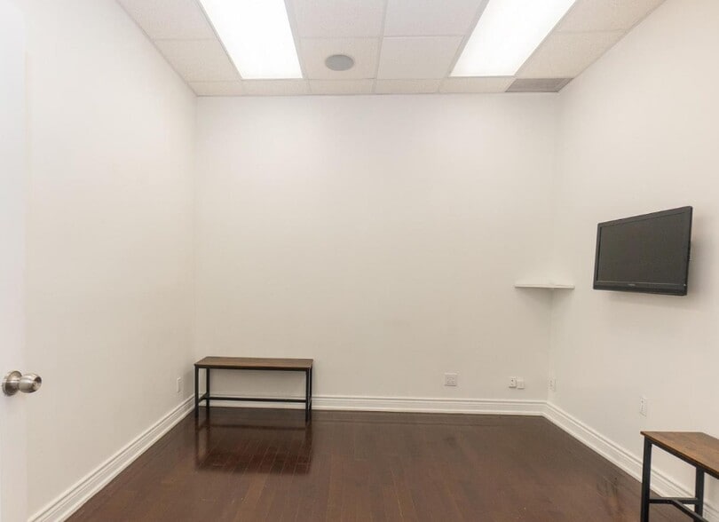 More Photos Of 3045 Southcreek rd, Mississauga Auto Dealership For Sale