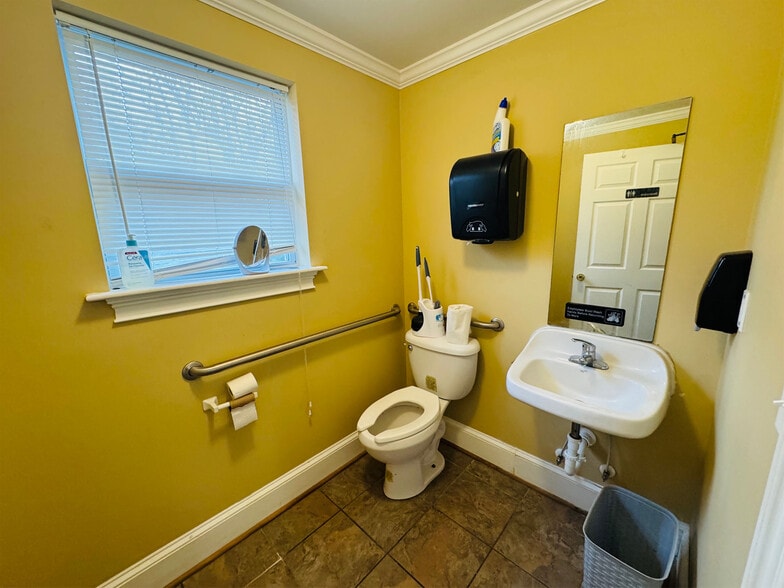 More Photos Of 732 W Taylor St, Griffin General Retail For Sale