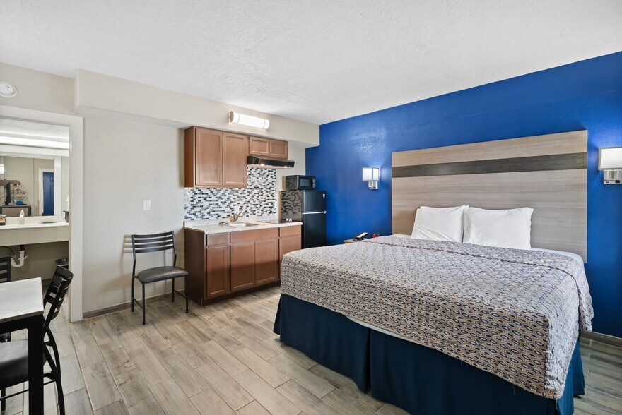 More Photos Of 1212 E Laurel St, Rockport Hotel For Sale