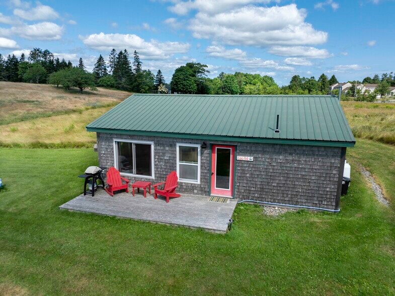 More Photos Of 54 Toll Bridge Rd, Eastport Hotel For Sale