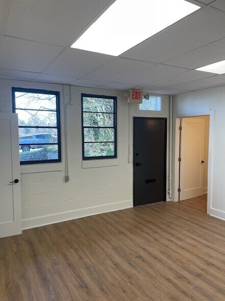 More Photos Of 158 Oak St, Avondale Estates Warehouse For Lease