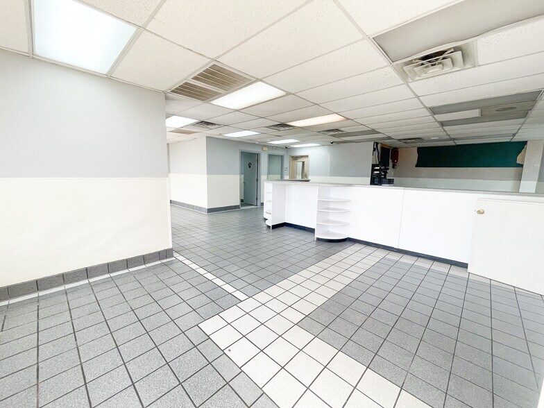 More Photos Of 7902 Slide Rd, Lubbock Veterinarian Kennel For Lease