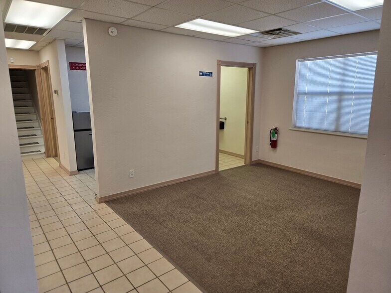 More Photos Of 318 W Highland St, Shawnee Office For Sale