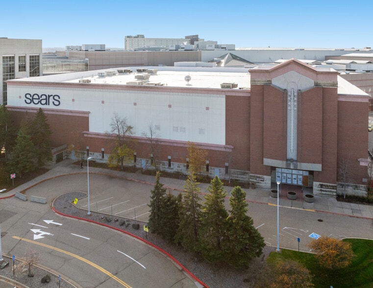 More Photos Of 2000 N E Ct, Bloomington Department Store For Sale