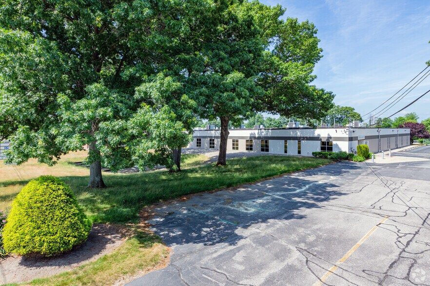 More Photos Of 487-501 Jefferson Blvd, Warwick Showroom For Lease