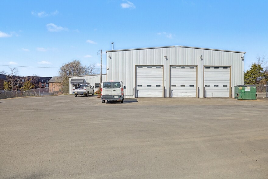 More Photos Of 225 Fiberglass Dr, Mount Juliet Warehouse For Sale