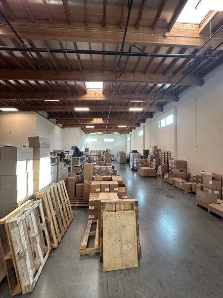 More Photos Of 7655 Kester Ave, Van Nuys Warehouse For Lease