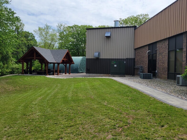 More Photos Of 14 Airport Park Rd, East Granby Light Manufacturing For Lease