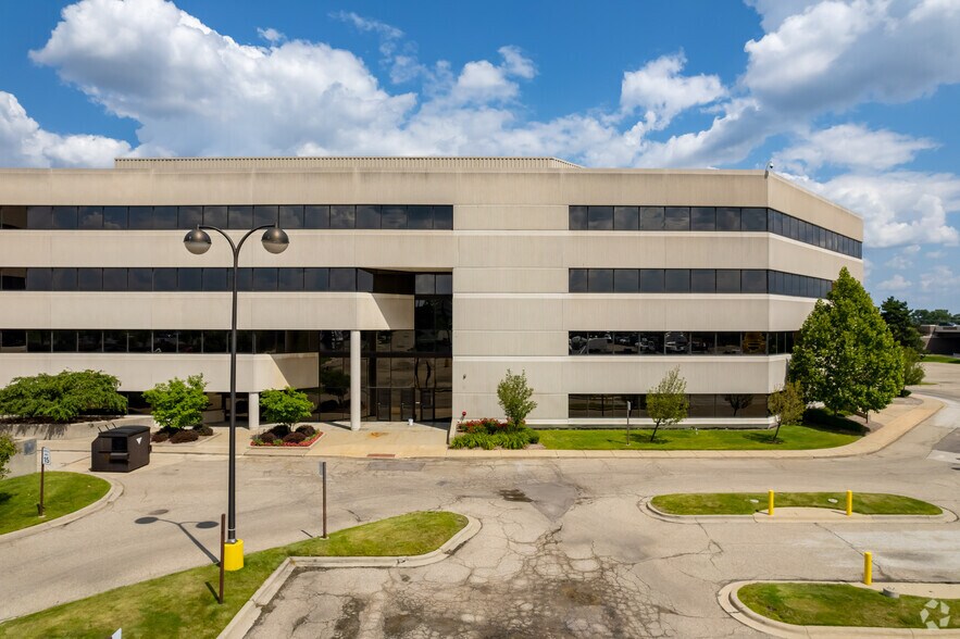 More Photos Of 1560 E Maple Rd, Troy Medical For Lease