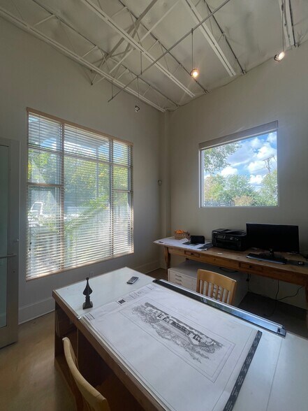 More Photos Of 242 W Sunset Rd, San Antonio Office For Lease