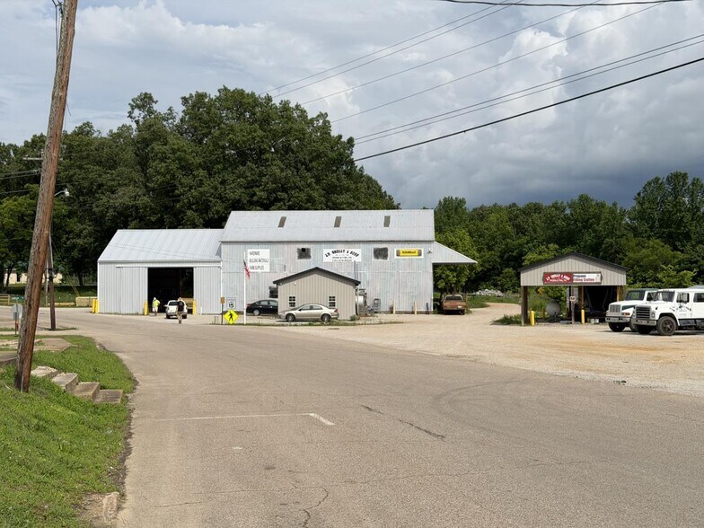 More Photos Of 114 Dogwood Ave, Middleton Auto Repair For Sale