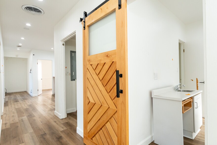 More Photos Of 2028 Lake Ave, Altadena Office For Sale