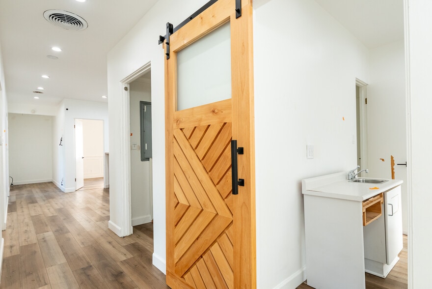 More Photos Of 2028 Lake Ave, Altadena Medical For Sale