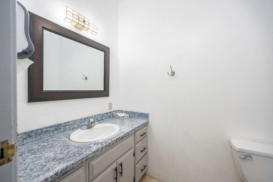 More Photos Of 1336 E Hunter Pl, Moses Lake Office For Sale