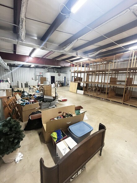 More Photos Of 802 S Grove St, Hendersonville Flex For Lease