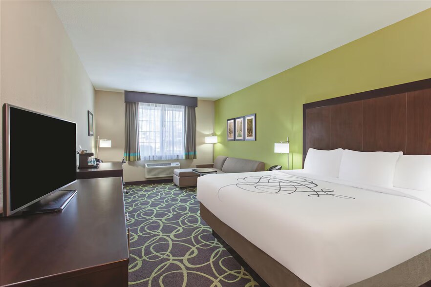 More Photos Of 20 W Pacheco Blvd, Los Banos Hotel For Sale