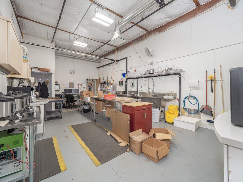 More Photos Of 630 SW Walnut St, Hillsboro Warehouse For Sale