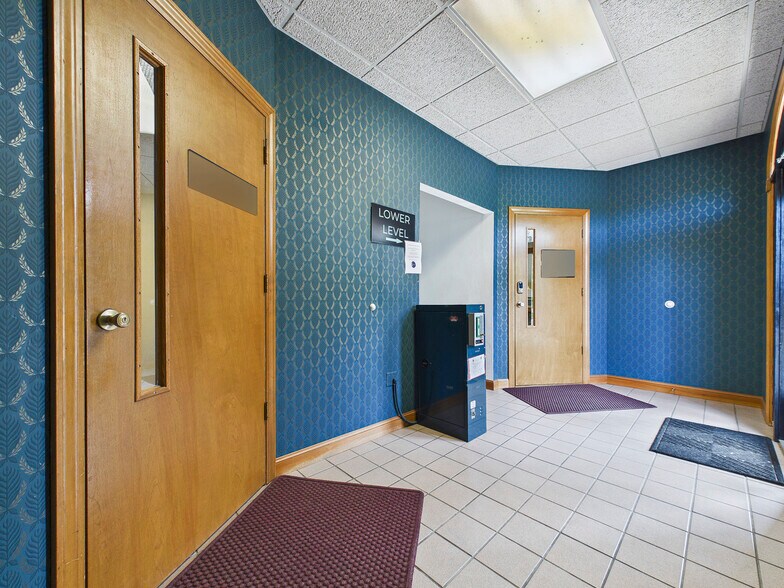 More Photos Of 5 Executive Woods Ct, Swansea Medical For Sale