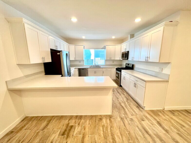 More Photos Of 1526 S Wooster St, Los Angeles Apartments For Sale