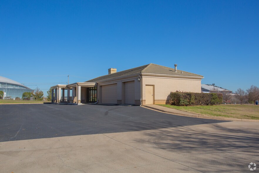 More Photos Of 1221 E Division St, Arlington Freestanding For Lease