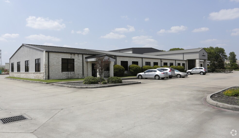 More Photos Of 6935 Brittmoore Rd, Houston Warehouse For Lease