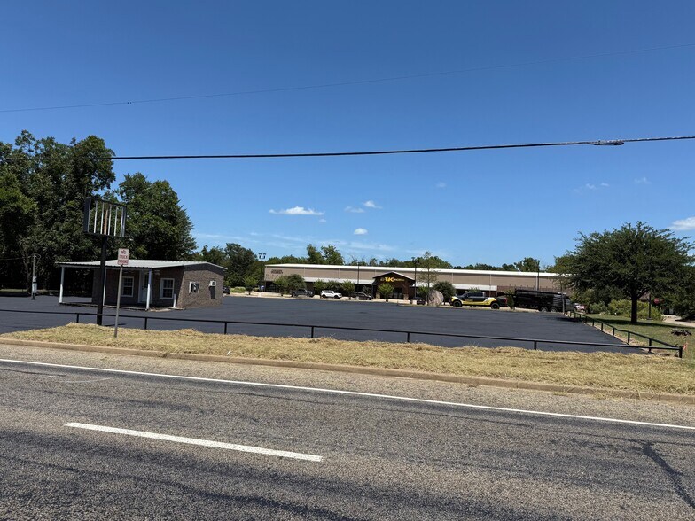 More Photos Of 407 N Main St, Lindale Land For Lease