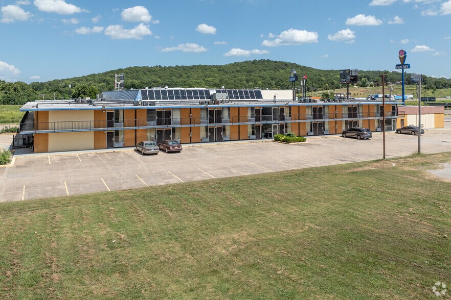 More Photos Of 810 E Trudgeon St, Henryetta Hotel For Sale