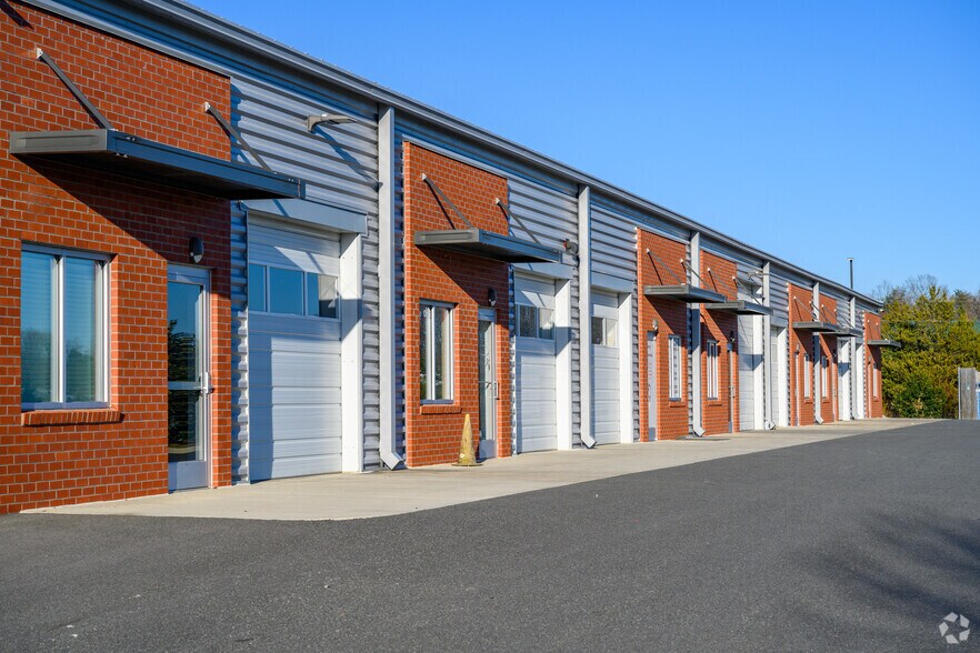 More Photos Of 25 Centreport Pky, Stafford Flex For Lease