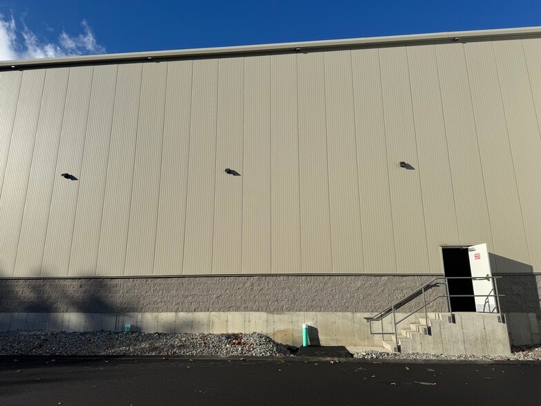 More Photos Of 3 Patterson Rd, Shirley Warehouse For Lease