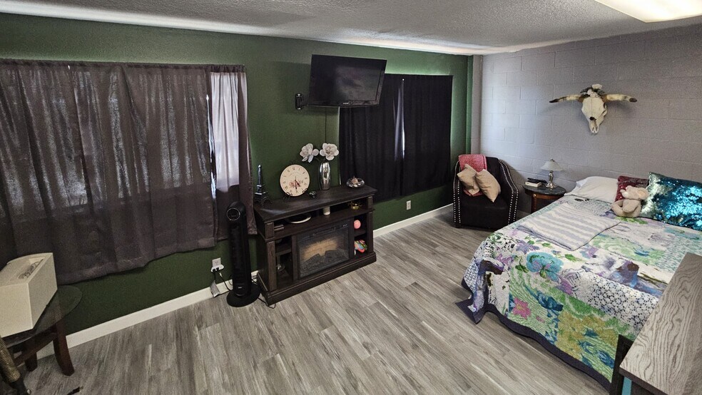 More Photos Of 537 14th St, Longview Storefront For Sale