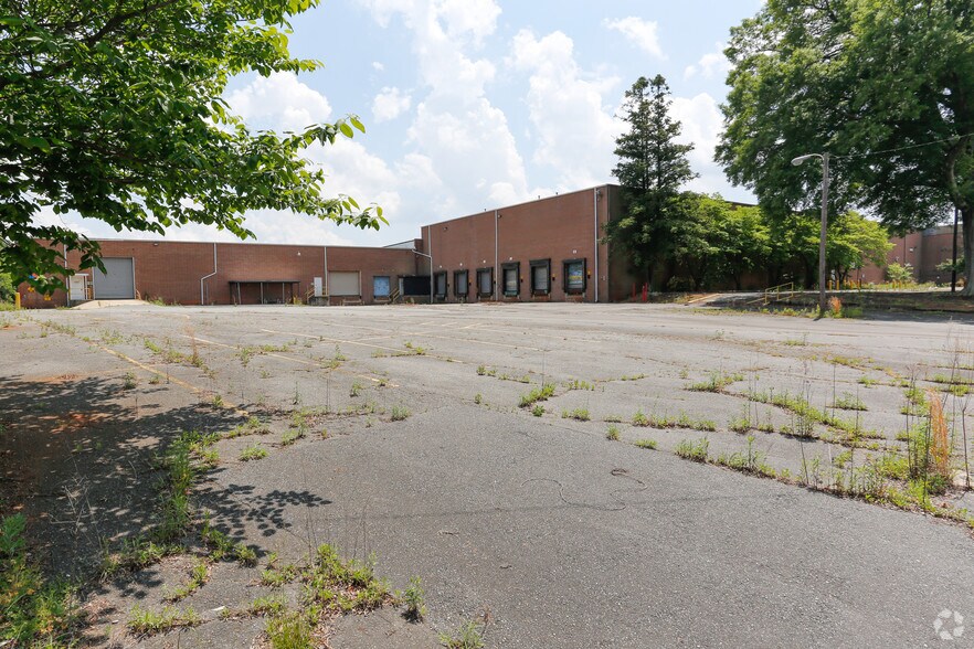 More Photos Of 1228 Isley Dr, Gastonia Warehouse For Lease