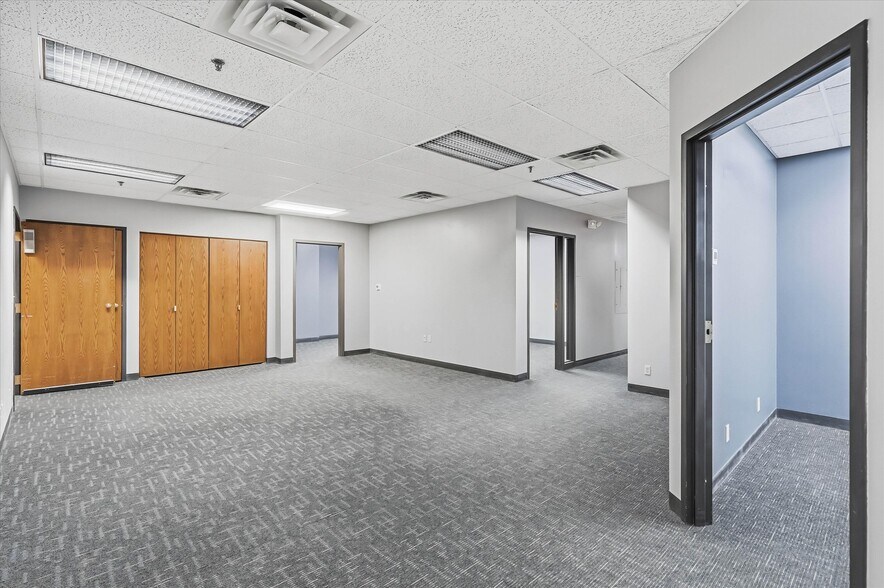 More Photos Of 601-611 N Barker Rd, Brookfield Office For Lease