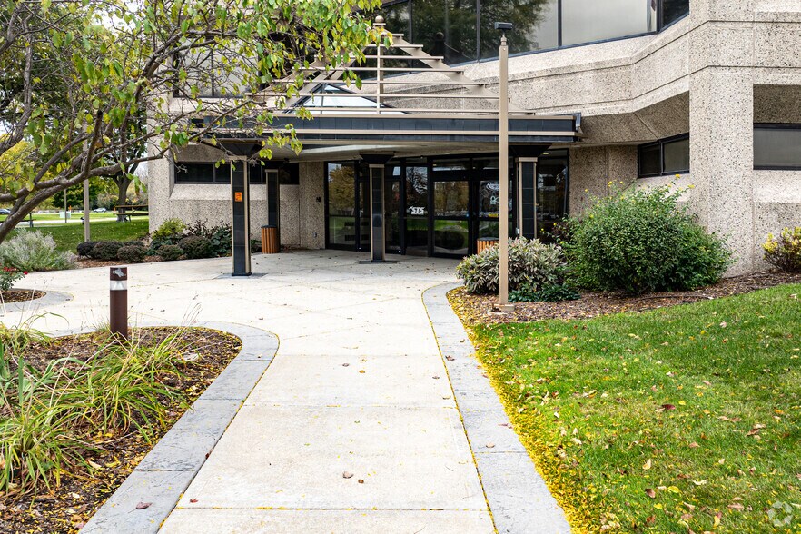 More Photos Of 250 S Executive Dr, Brookfield Office For Sale