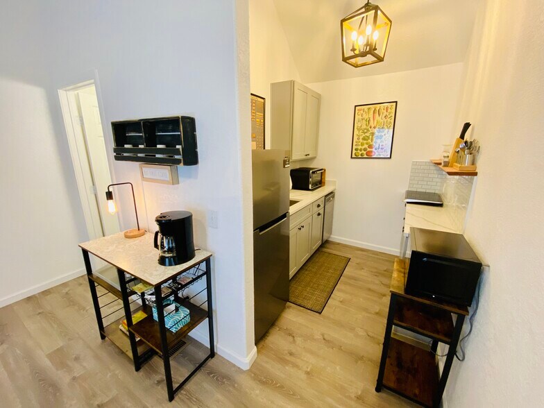 More Photos Of 104 Scudder Ln, Wimberley Hotel For Sale