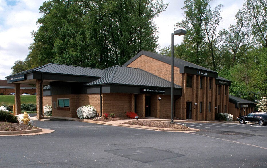 More Photos Of 1364-1376 Old Bridge Rd, Woodbridge Office For Lease