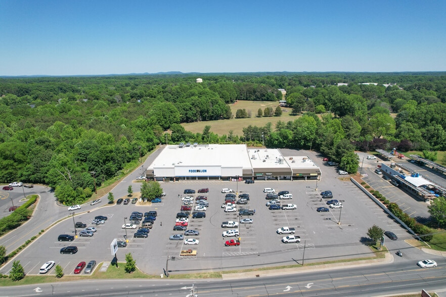 More Photos Of 956-968 W Main St, Rockwell Supermarket For Lease