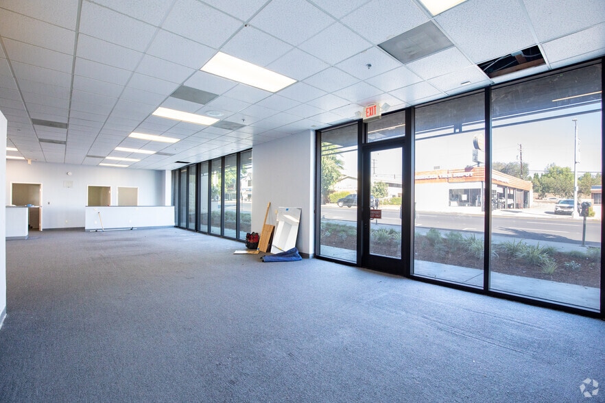 More Photos Of 19500-19510 Ventura Blvd, Tarzana Medical For Lease