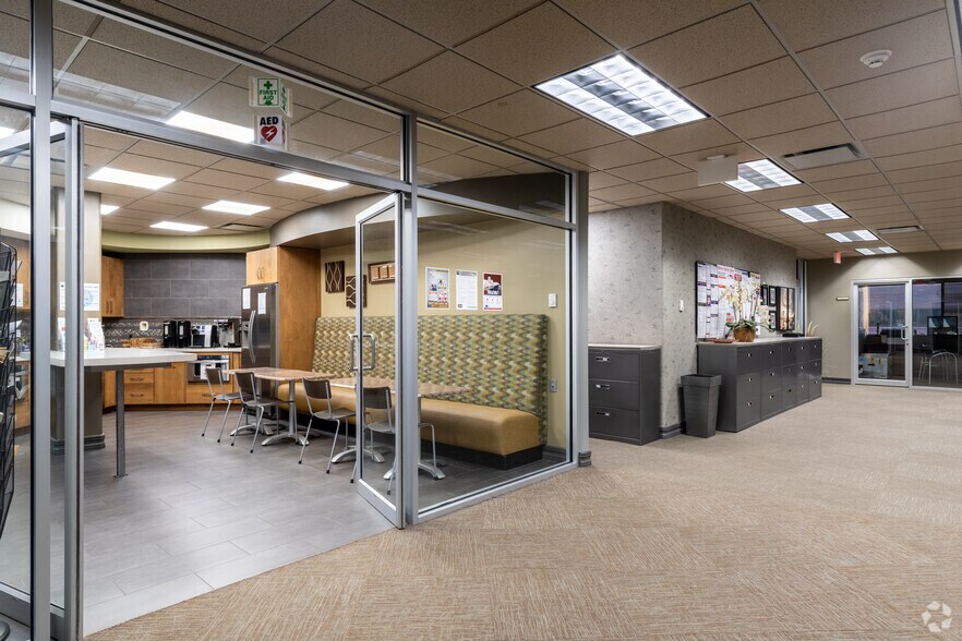 More Photos Of 2045 Lincoln Hwy, Edison Office For Lease