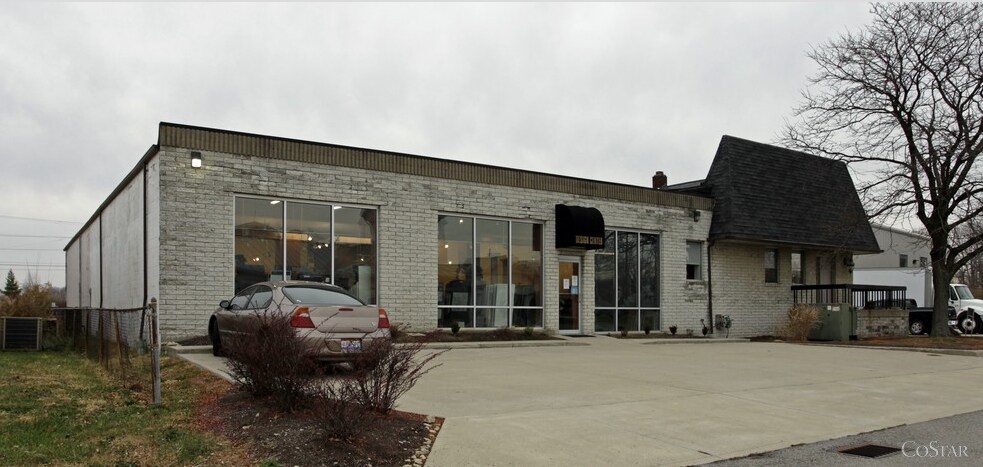 More Photos Of 10691 Kenwood Rd, Cincinnati Showroom For Lease