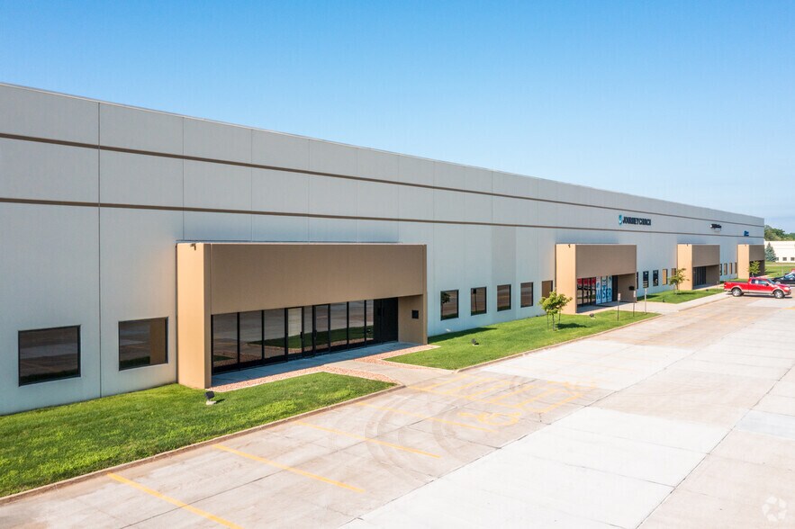 More Photos Of 4401 121st St, Urbandale Warehouse For Lease