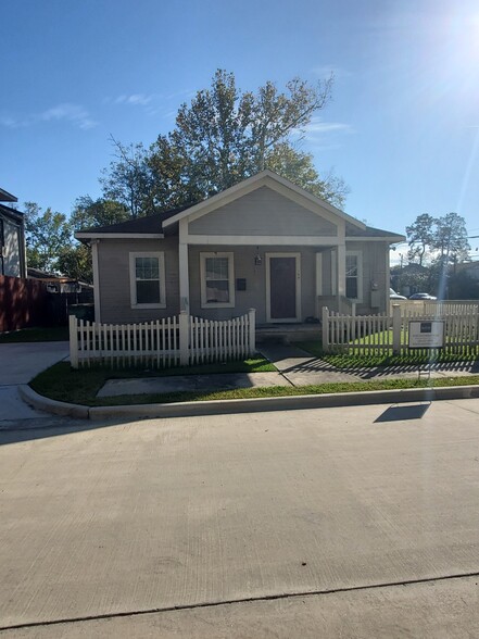 Primary Photo Of 309 Carnes St, Conroe Office For Lease