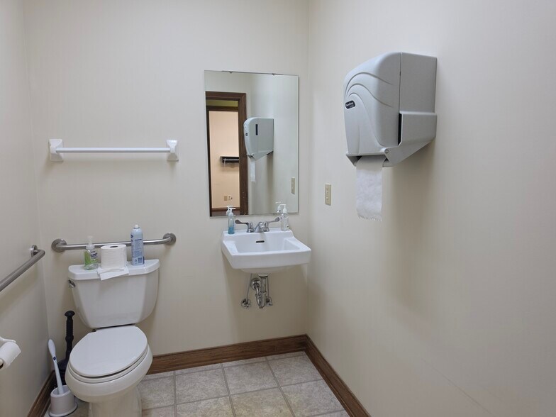 More Photos Of 386 Meridian Parke Ln, Greenwood Medical For Lease