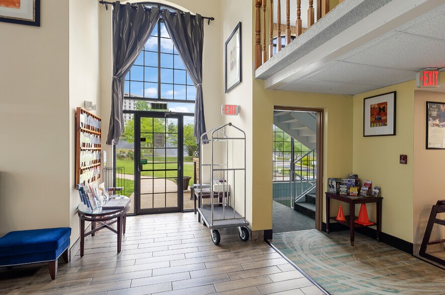 More Photos Of 2490 Green Mountain Dr, Branson Hotel For Sale
