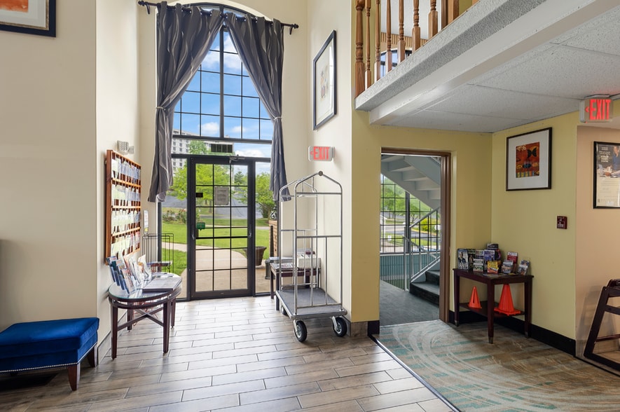 More Photos Of 2490 Green Mountain Dr, Branson Hotel For Sale