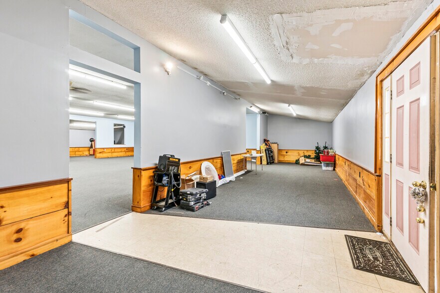 More Photos Of 680 Maine Ave, Farmingdale Storefront Retail Office For Lease