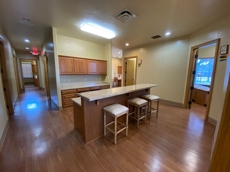 More Photos Of 1809-1813 Hinkle Dr, Denton Medical For Lease