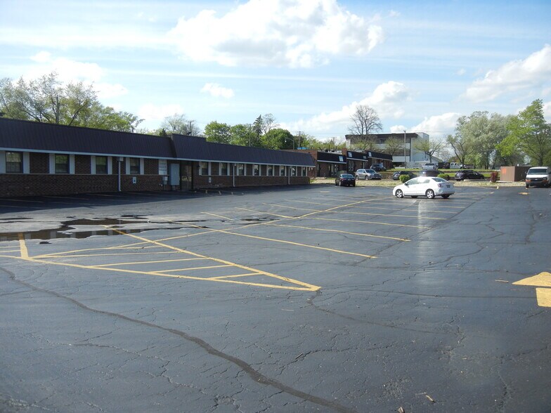 More Photos Of 929 S Main St, Lombard Office For Lease