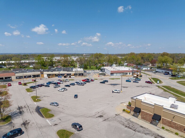 More Photos Of 1009-1411 10th St, Jeffersonville Unknown For Lease