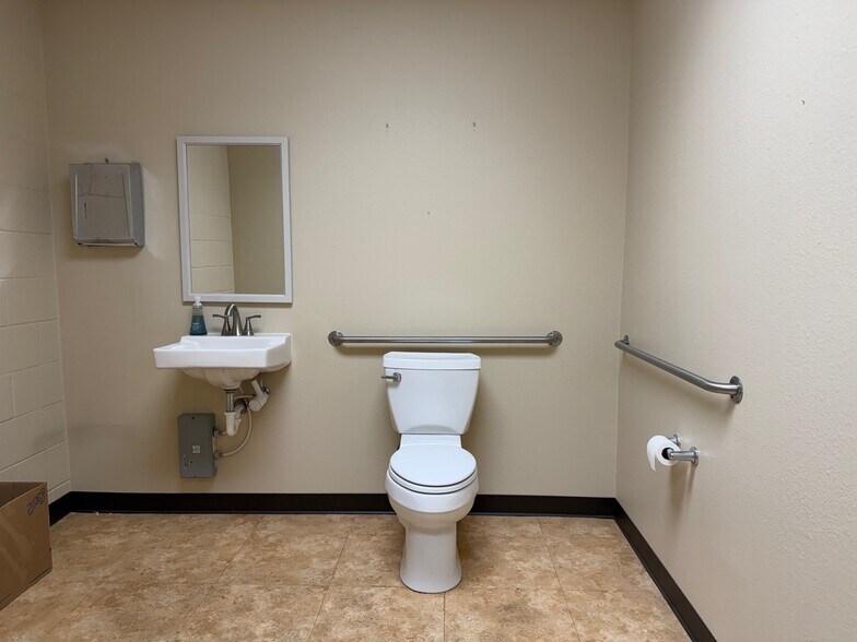 More Photos Of 2233 E 52nd St, Odessa General Retail For Lease